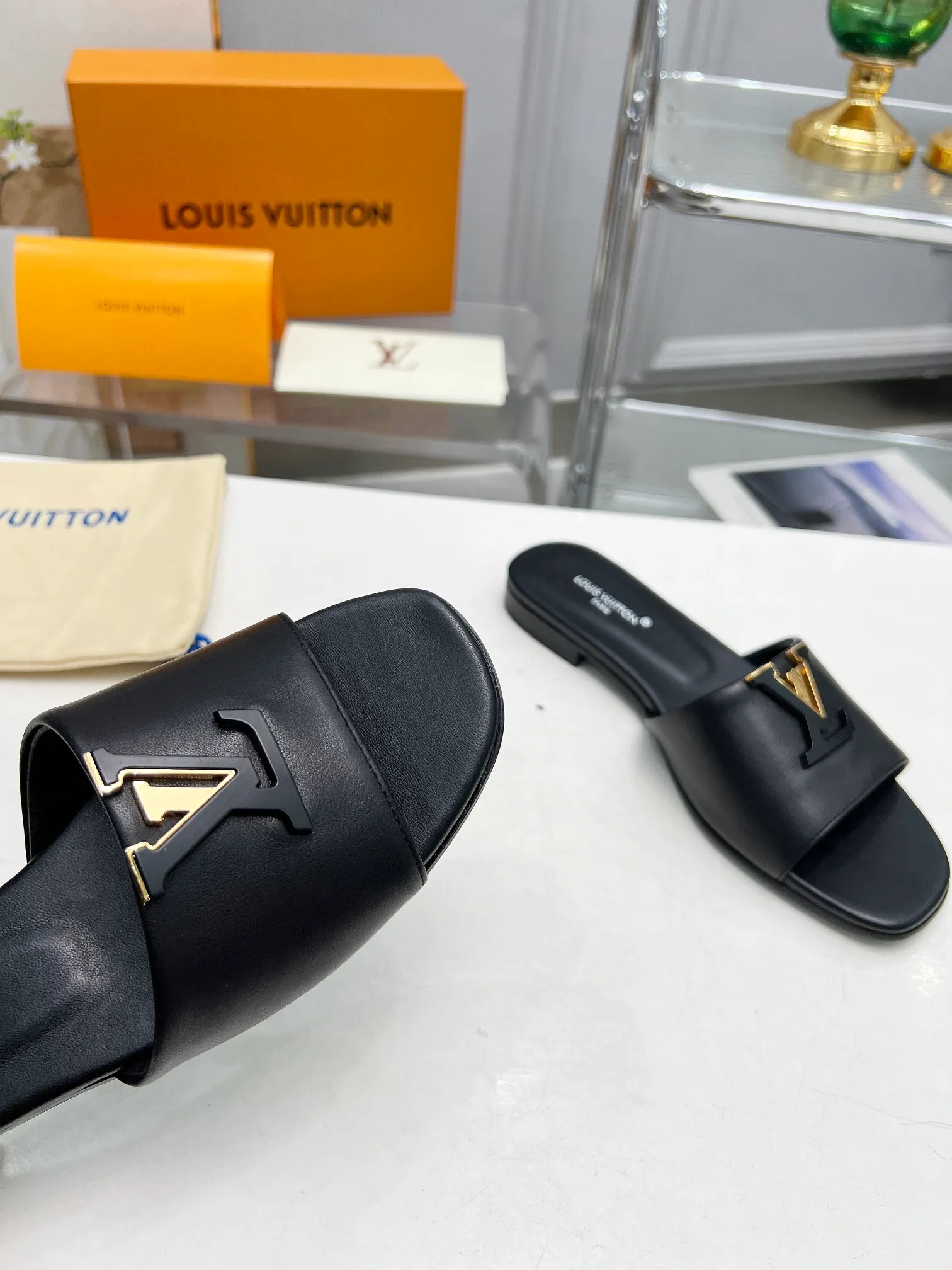 👟👟Ex-factory price 440👟👟Louis Vuitton/Louis Vuitton women's new sandals LV SUNSET COMFORT flat sandals are made of exquisite cowhide and sheepskin lining, the uppers show handicrafts, and are matched with genuine leather soles*@wearing experience. LV logo hardware buckle on upper, size 35-42